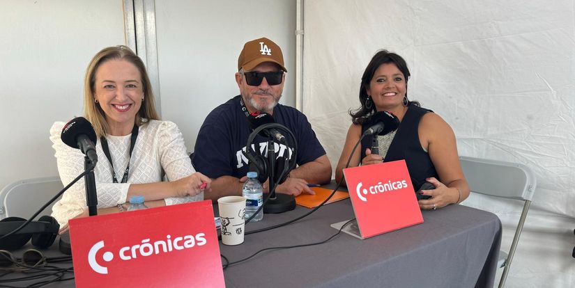 Olivia Duque, alcaldesa de Teguise en el stand de Crónicas Radio.