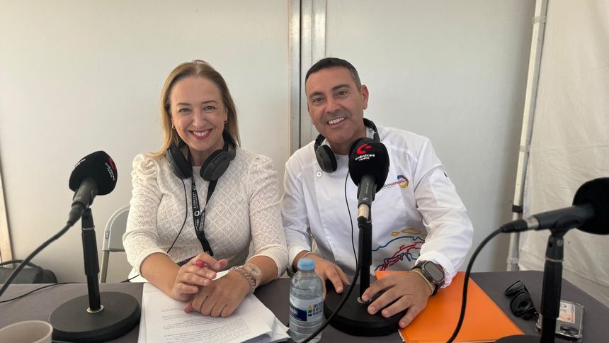 La periodista Laura San José con el presidente del Cabildo, Oswaldo Betancort.