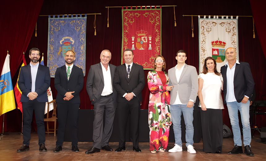 Familiares cercanos de Calabuig Porcal con representantes municipales