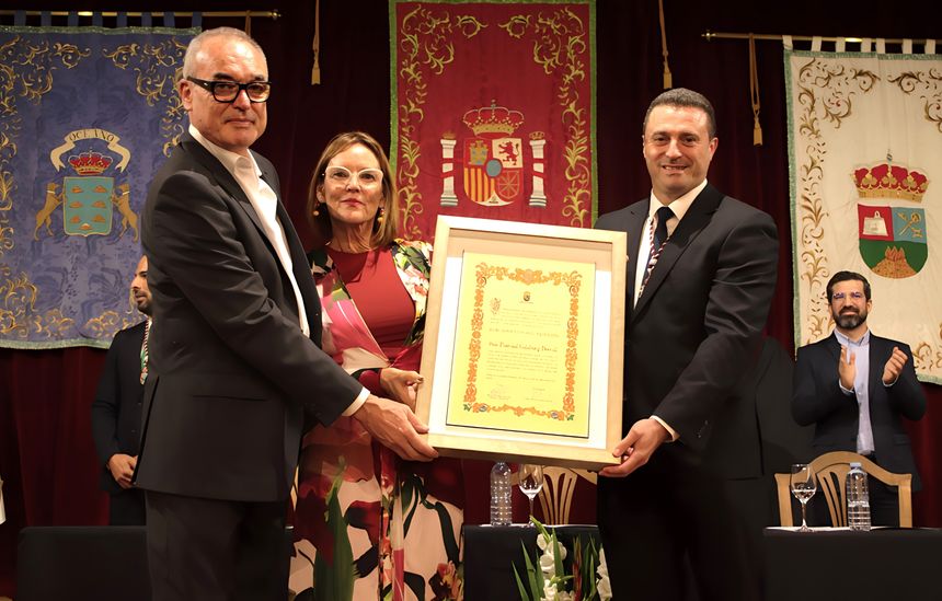 El alcalde de Yaiza entrega Pergamino a Pascual y Carmen Calabuig Miranda.