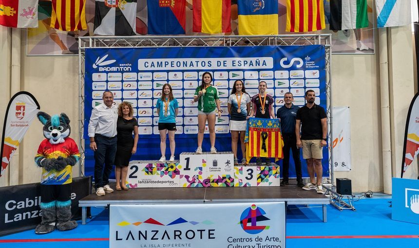 Imagen del podio de las sonrientes participantes en la prueba.
