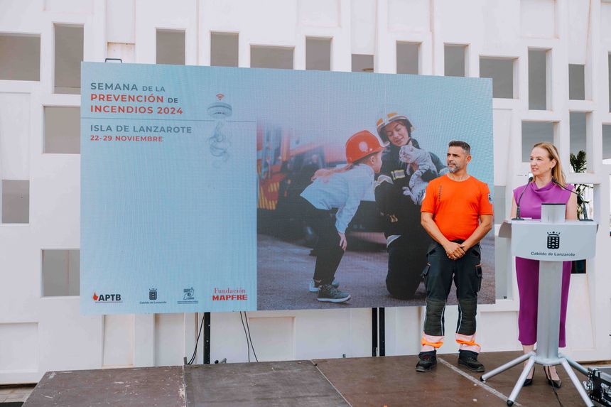 El Jefe del Parque de Bomberos, José Domingo Crespo, con la periodista Laura San José, presentadora del acto.