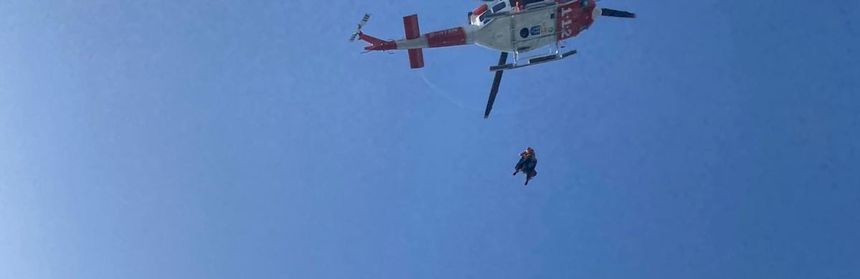 El helicóptero en el momento de hacer la maniobra