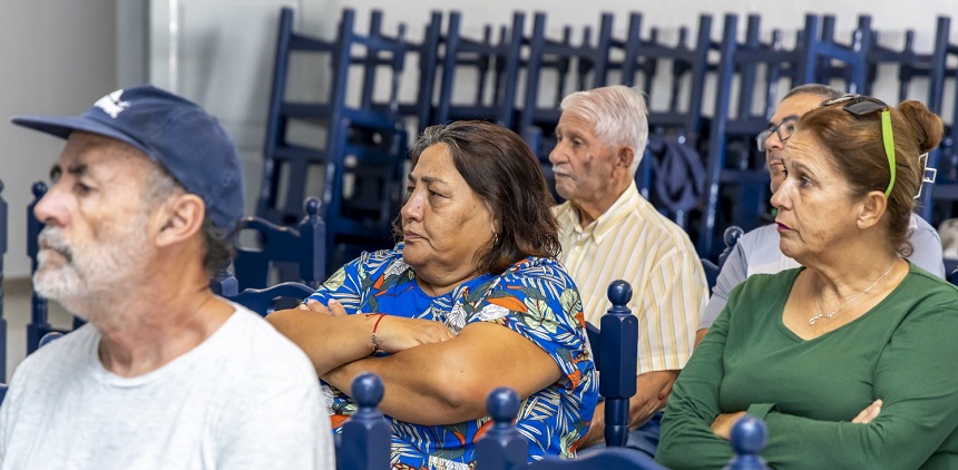 Los vecinos escuchando atentos las explicaciones.
