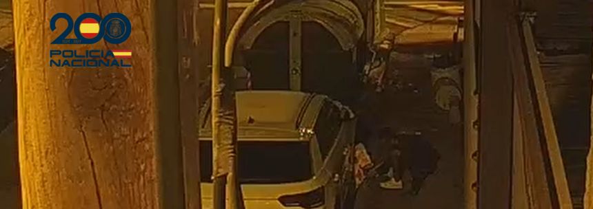 Momento en el que el pirómano prende fuego a un coche en Arrecife.
