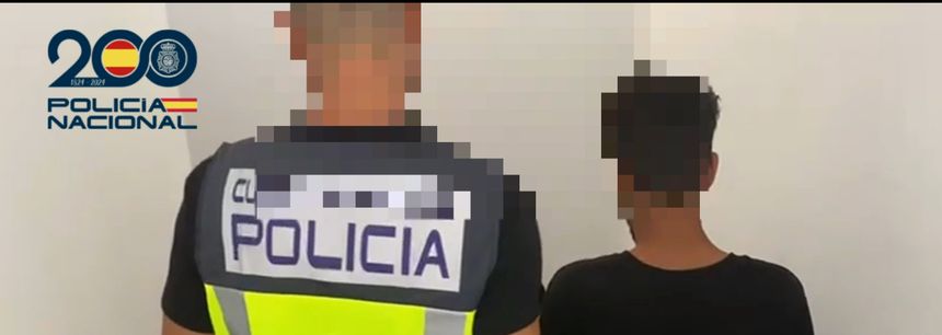 El detenido es conducido en dependencias policiales.