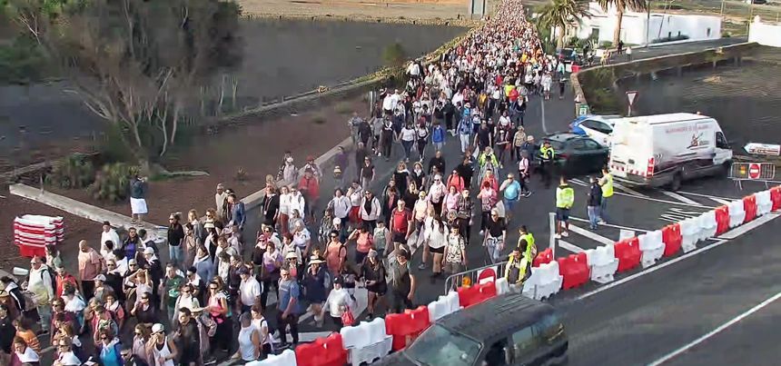 La impresionante riada de peregrinos llegando a Tiagua