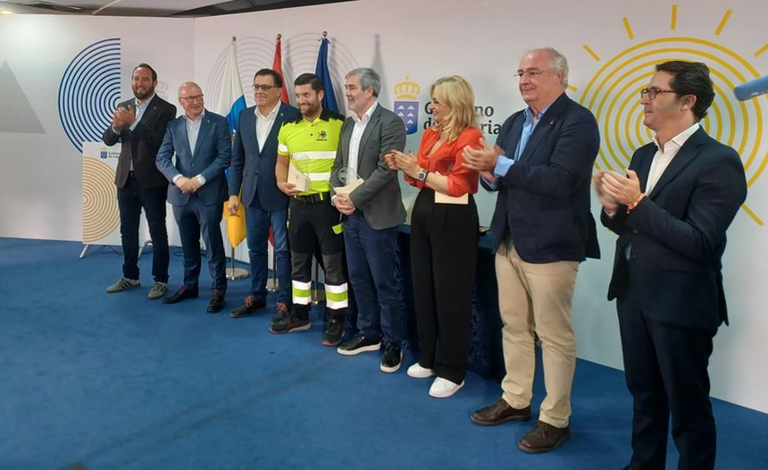 Rubén López recoge el reconocimiento en nombre de EMERLAN.