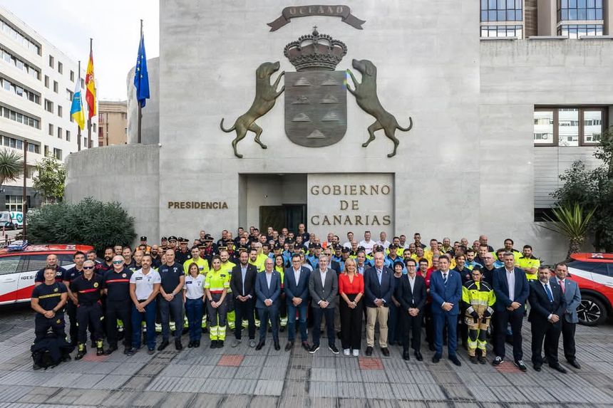 Foto de familia de todos los asistentes.