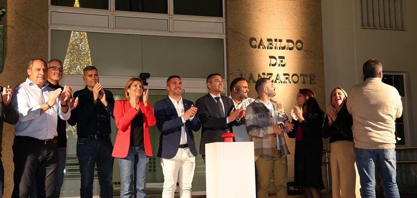 Componentes del Gobierno del Cabildo durante el encendido navideño.