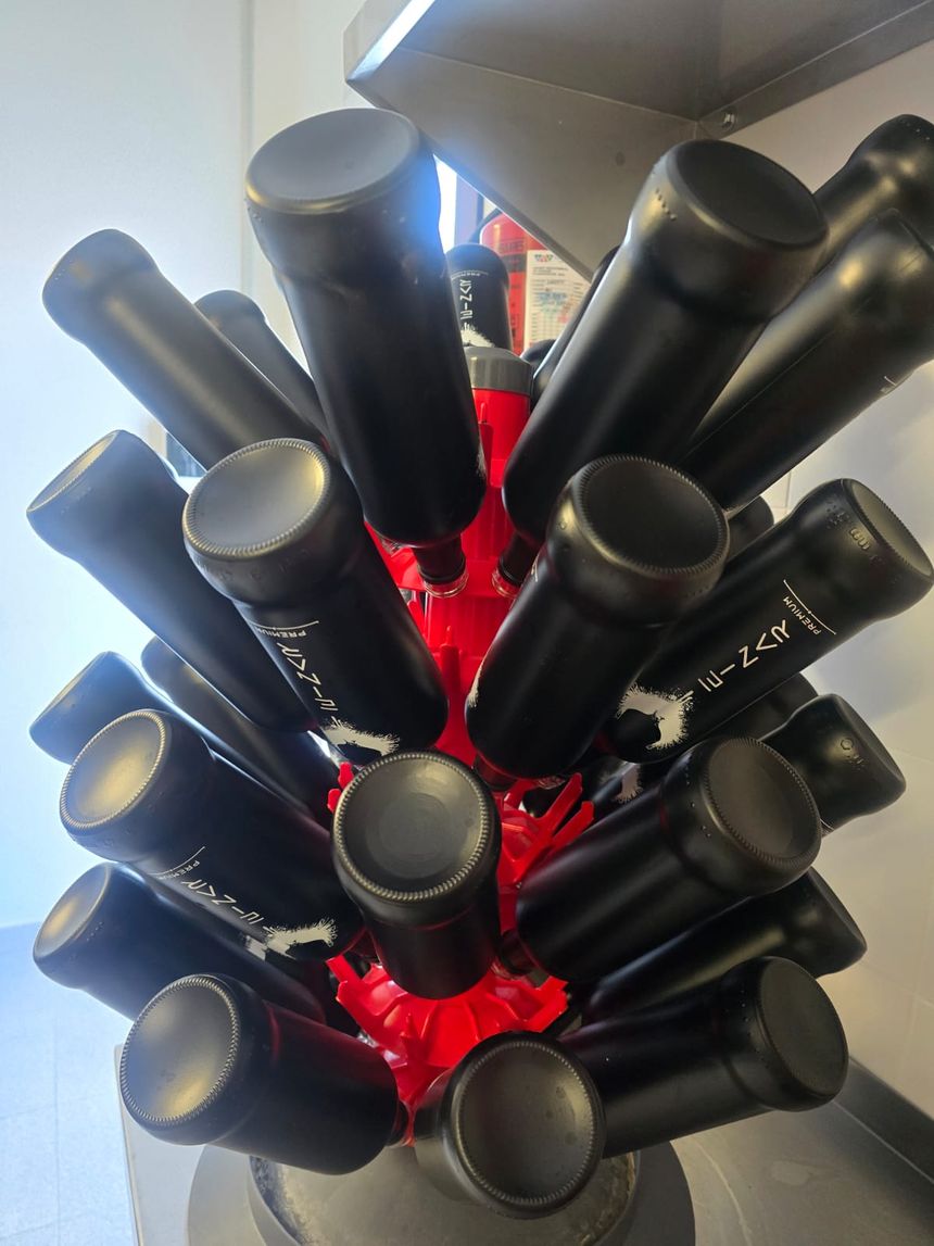 Detalle de las botellas en la Destilería.