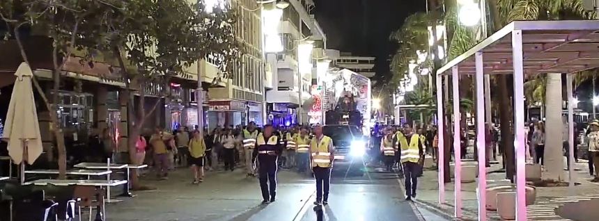Imagen del paso de la Virgen a primera hora de la mañana de este domingo por las calles de Arrecife