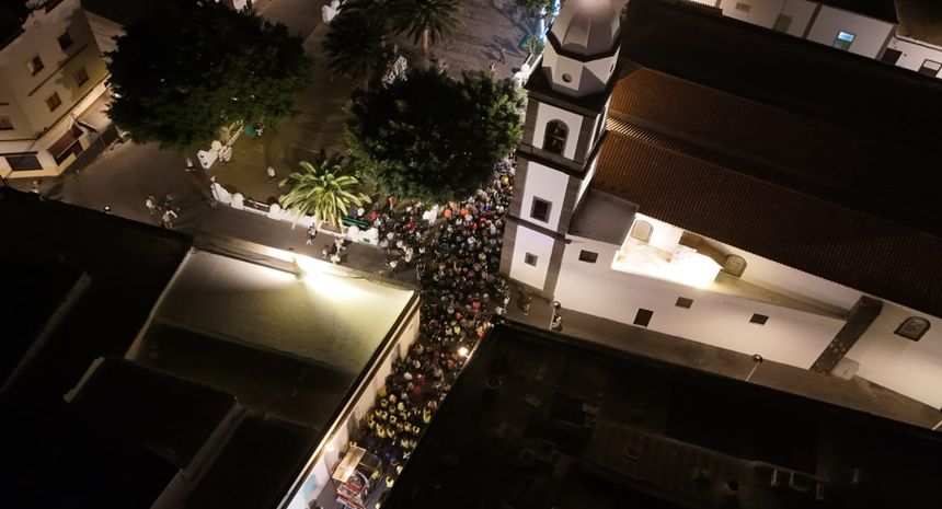 La gente estuvo concentrada en la puerta de la iglesia de San Ginés para seguir la salida de la imagen