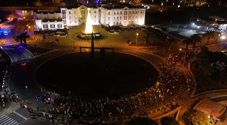 Vista aérea de la comitiva abandonando Arrecife por la rotonda de la sede del Cabildo