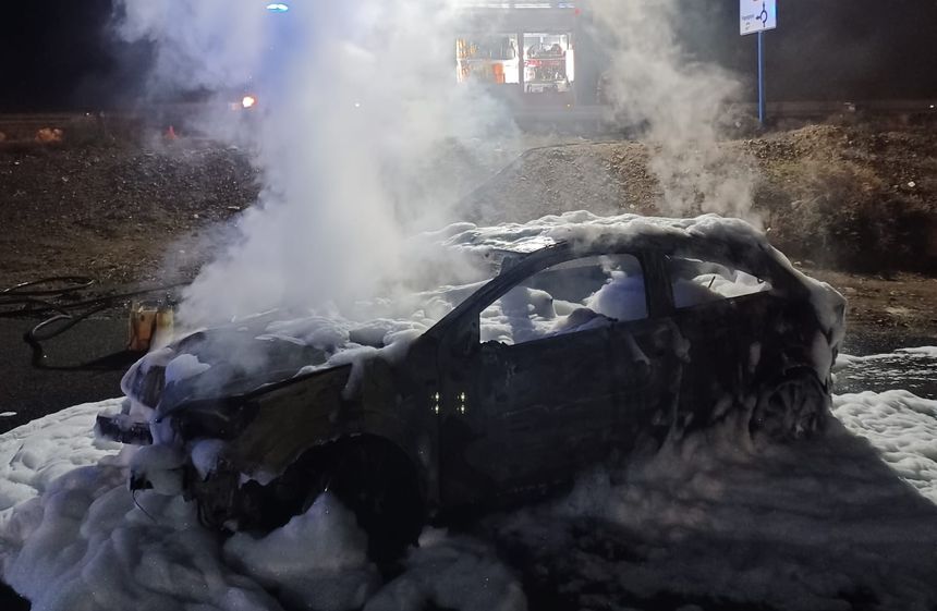 El vehículo quedó totalmente destrozado tras el incendio
