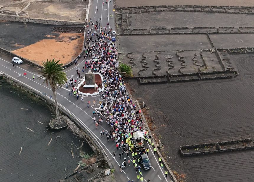En pocas horas la comitiva salió de la capital y llegó a la zona de los volcanes, ya de día