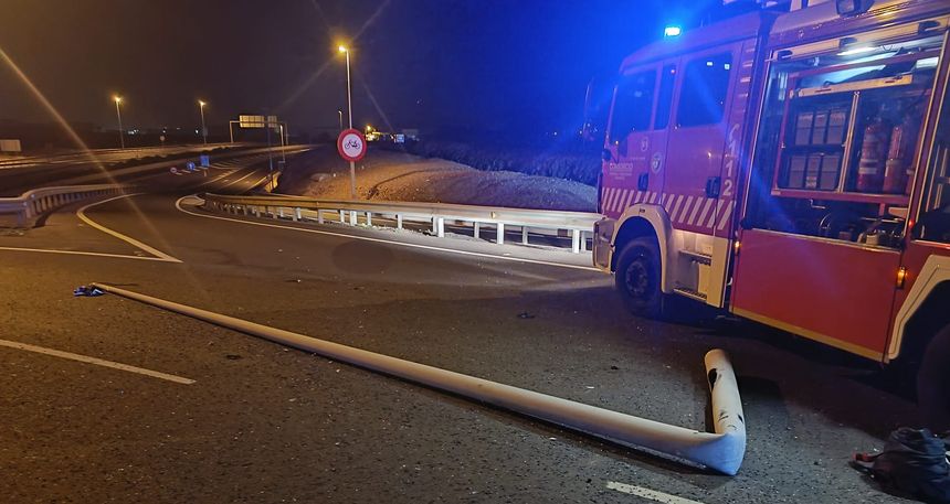 Desperfectos en la vía causados por el accidente.