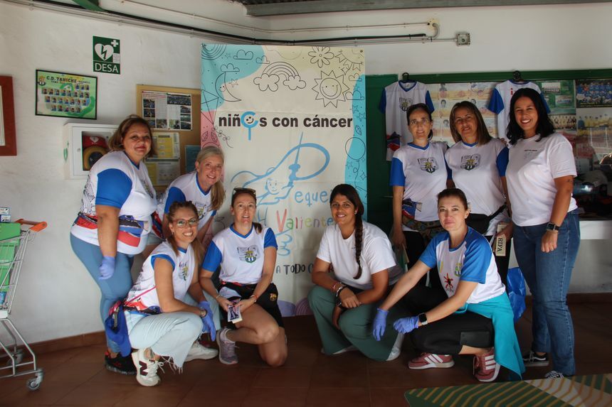 Las voluntarias de Pequeño Valiente con las organizadoras del acto.