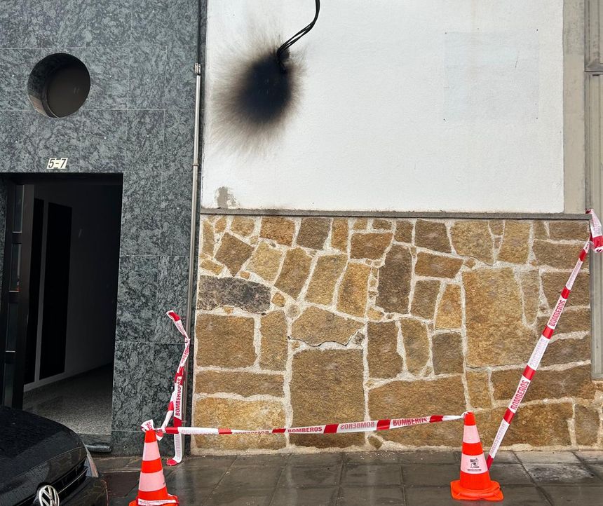 Imagen del cable que explotó en el domicilio de Arrecife.