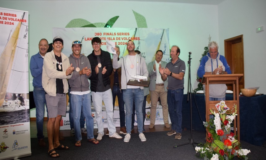 Componentes de El Brito Hostelería recogiendo el trofeo de la J80 Final Series- Trofeo Isla de Volcanes.