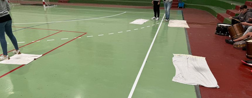 Toallas repartidas por la cancha