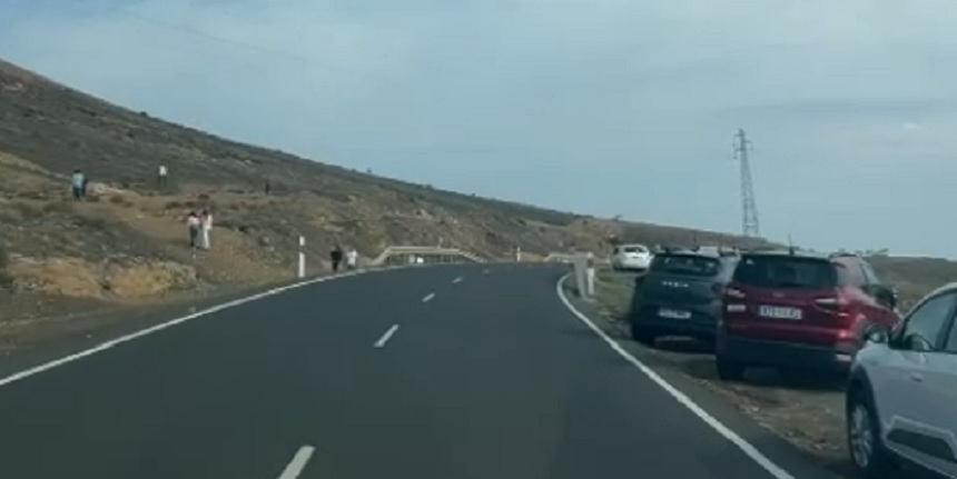 Imagen de los coches aparcados en la carretera.