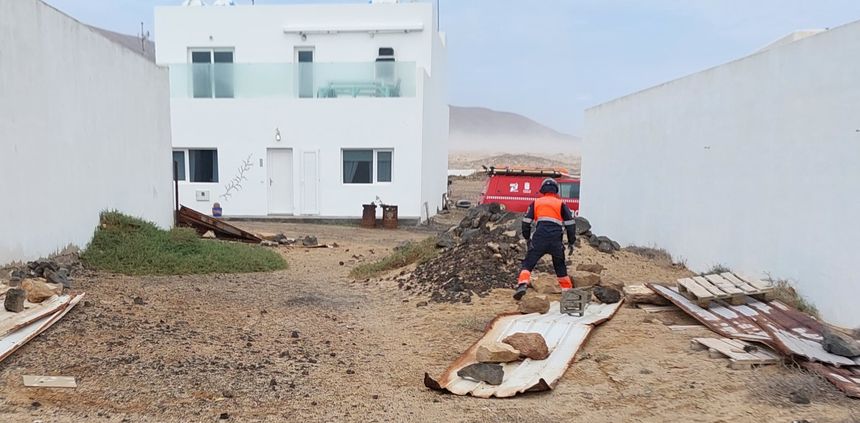 Uno de los bomberos actuando con las chapas que han volado estos días.