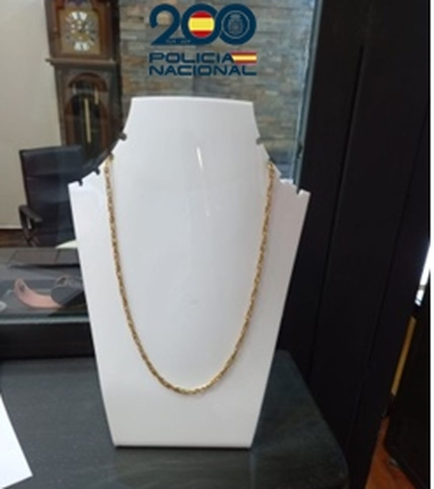 La cadena en el expositor de la joyería.