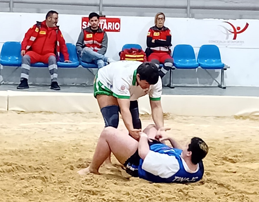 Luchador del Tinajo tirado sobre la arena del terrero tras su lesión.