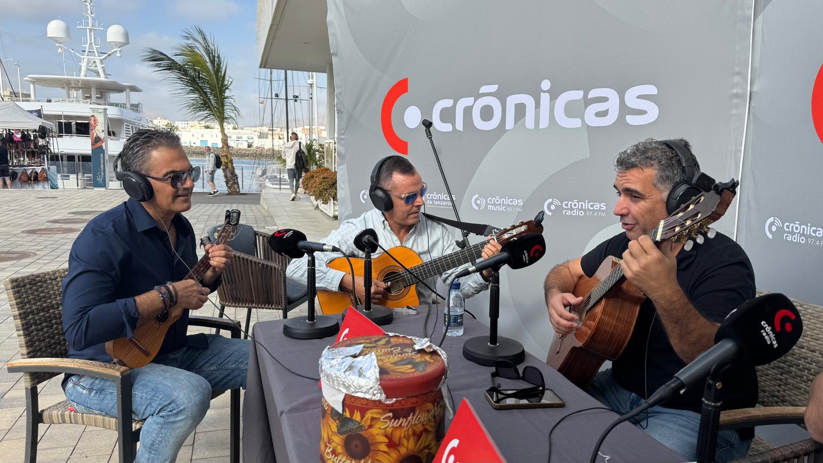 Ciro Corujo acudió con su grupo al programa especial de Crónicas Radio.