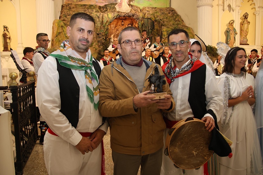 Componentes del Rancho de Pascuas de Teguise entregando su máxima distinción a Francisco José Hernández Díaz