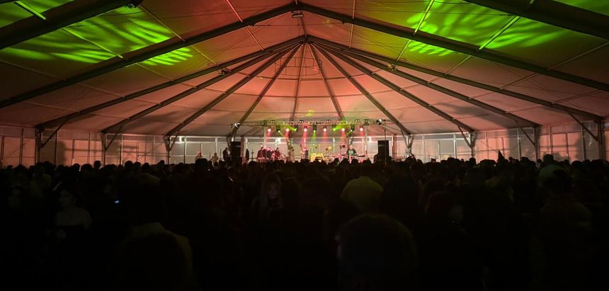 Imagen de la carpa municipal totalmente llena