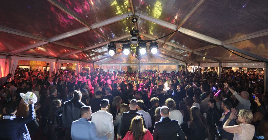 Interior de la carpa en la que se realizó la fiesta de las Campanadas