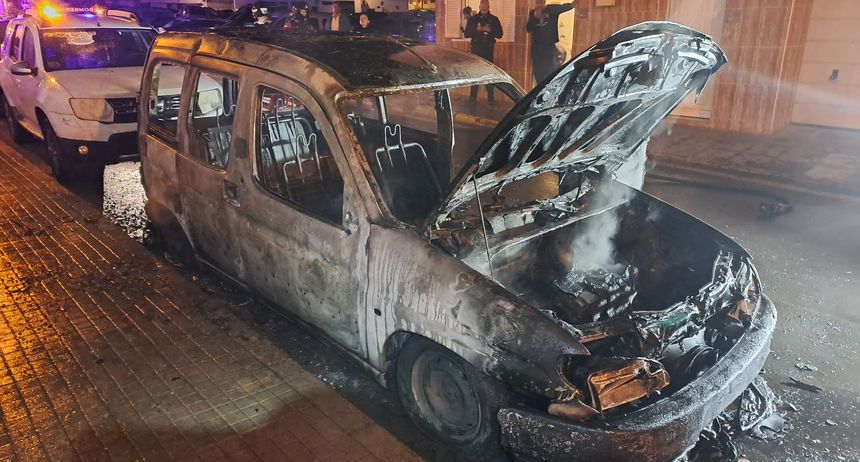 El coche que estaba detrás se salvó por la actuación de los bomberos