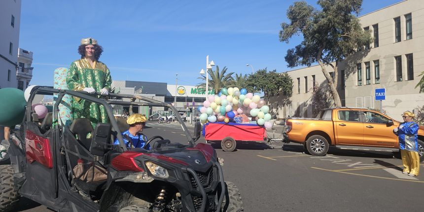 Los Pajes Reales en su recorrido por los barrios de Arrecife (1) (1)
