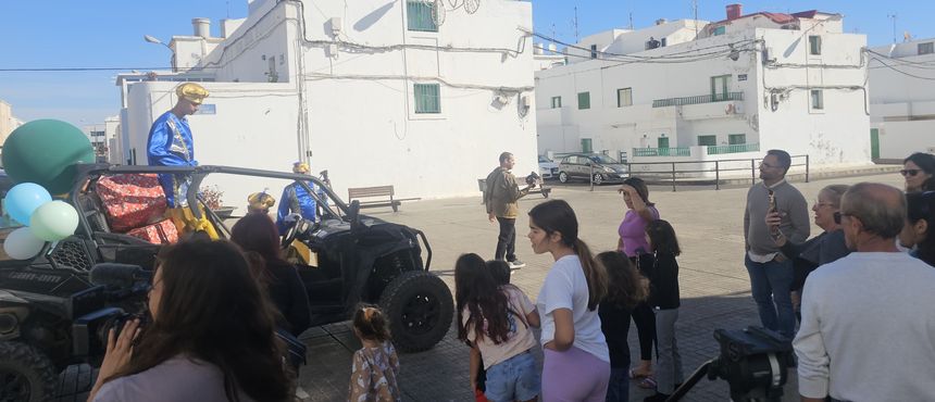 Los Pajes Reales en su recorrido por los barrios de Arrecife (3)