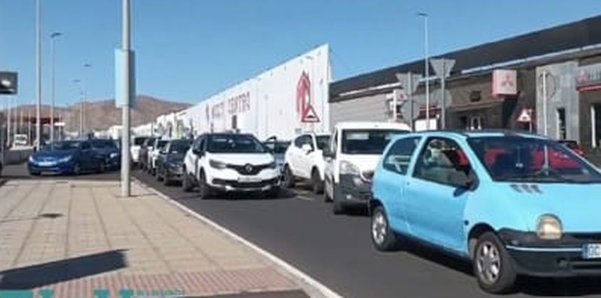 Imagen del tremendo atasco que se produjo en la zona comercial de Argana
