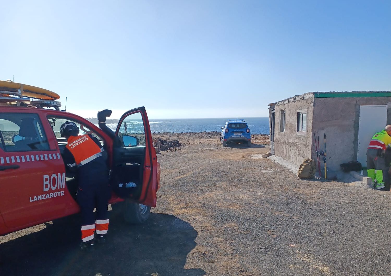 Imagen de los bomberos y de la Policía Local tras la actuación