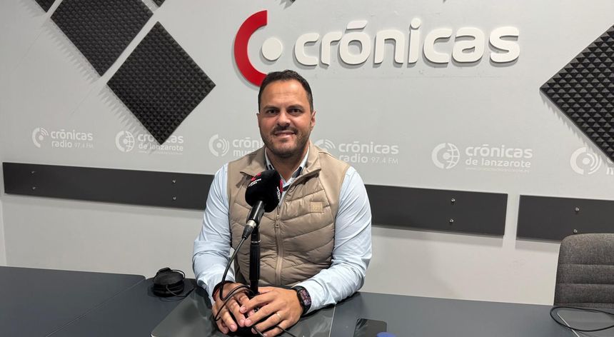 El alcalde de Arrecife minutos antes de comenzar la entrevista en la emisora del Grupo Crónicas.