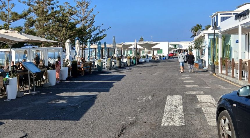 Noda lamenta tener la calle principal del pueblo sin asfaltar por haber esperado a hacer el saneamiento.