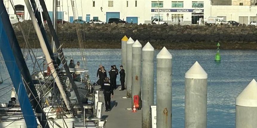 Imagen de la llegada de los agentes de la Policía Judicial al barco en el que se encontró al fallecido.