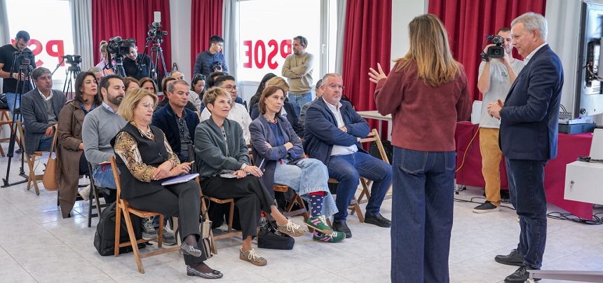Los integrantes del Grupo Parlamentario en la sede del PSOE en Lanzarote.