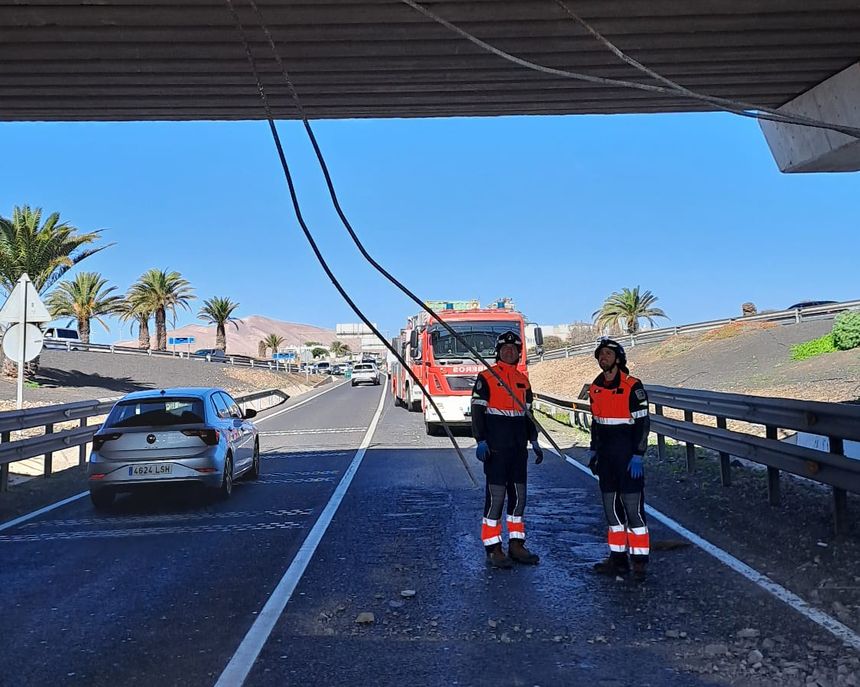 Los bomberos observando el destrozo que se ha producido