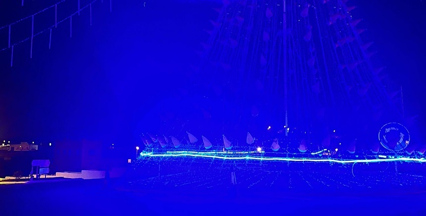 Luces del árbol de la rotonda de entrada al pueblo.