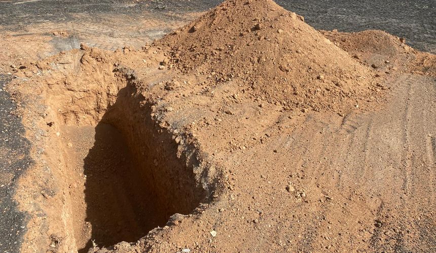 El hueco excavado en la tierra para enterrar a una mujer que falleció en su intento de llegar a Canarias