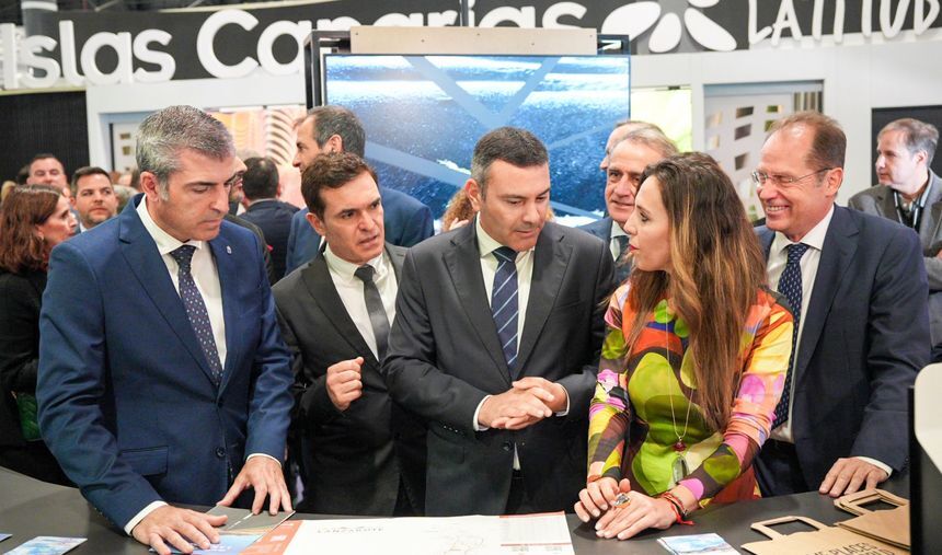 Oswaldo Betancort con el vicepresidente y con la consejera de Turismo del Gobierno de Canarias .