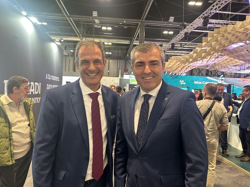 José Juan Lorenzo, gerente de Promotur y Manuel Domínguez, vicepresidente del Gobierno de Canarias, posaron sonrientes antes de la presentación ante la prensa.