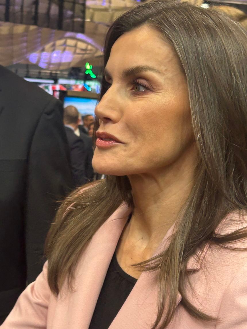 La Reina Letizia estuvo muy atenta con los periodistas, sus antiguos compañeros de profesión.