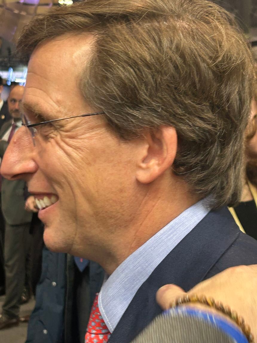 José Luis Martínez Almeida, alcalde de Madrid, es uno de los políticos que más curiosidad generan en la Feria.
