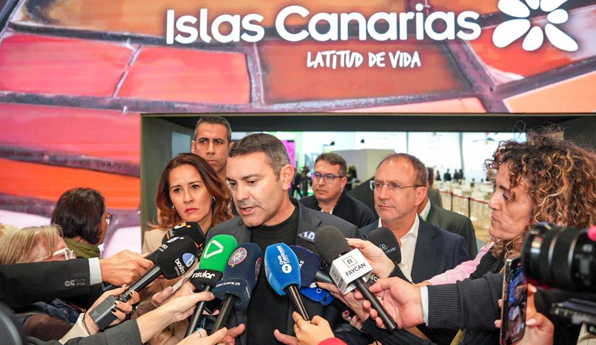Oswaldo Betancort, presidente del Cabildo de Lanzarote, junto a los presidentes de La Palma y Fuerteventura (3)